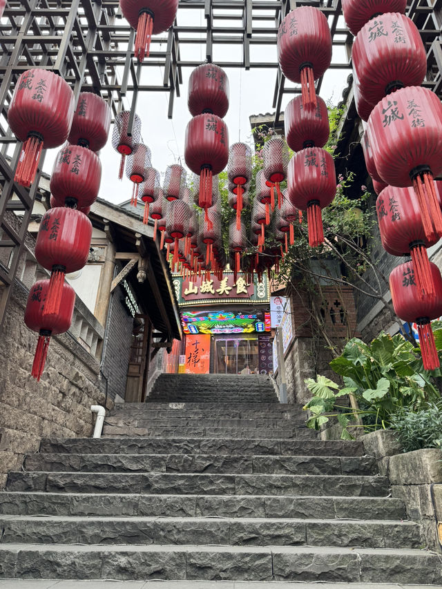 十八梯: Chongqing’s Ultimate Mix of Culture, Shopping, and Sips 🎭🛍️