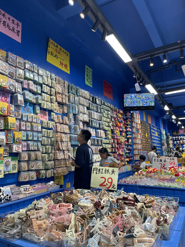 🛍️ Blue Art Tree – Chunxi Road, Chengdu  🛍️ Blue Art Tree – Chunxi Road, Chengdu