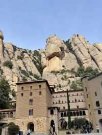 山に囲まれたスペインの町にある美術