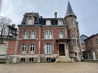 จิบและเดินเล่นไปตาม Avenue de Champagne