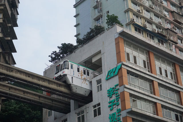 【重慶之旅📸】親身體驗「輕軌穿樓」奇觀🚇🏡