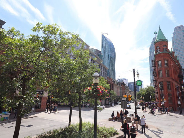 Urban Energy and Lakeside Calm in Toronto Urban Energy and Lakeside Calm in Toronto