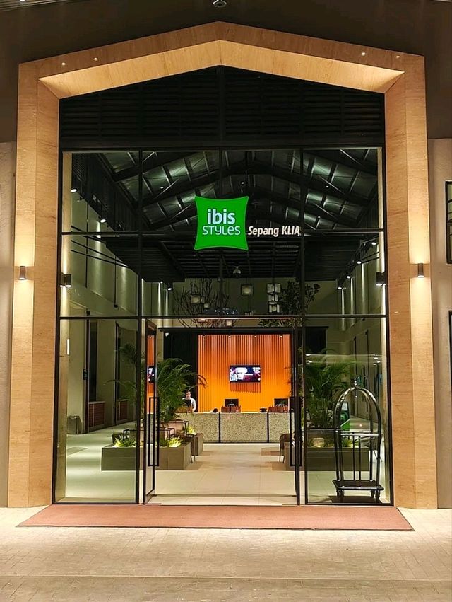 ✈️ “Colorful Comfort Before Takeoff: ibis Styles Sepang KLIA”