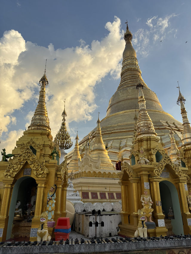 The most sacred golden Buddhist temple in Myanmar: Shwedagon Pagoda ✨