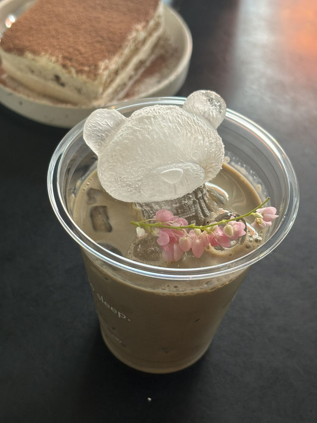 OZE – คาเฟ่เท่ ๆ อ่างศิลา OZE – คาเฟ่เท่ ๆ อ่างศิลา