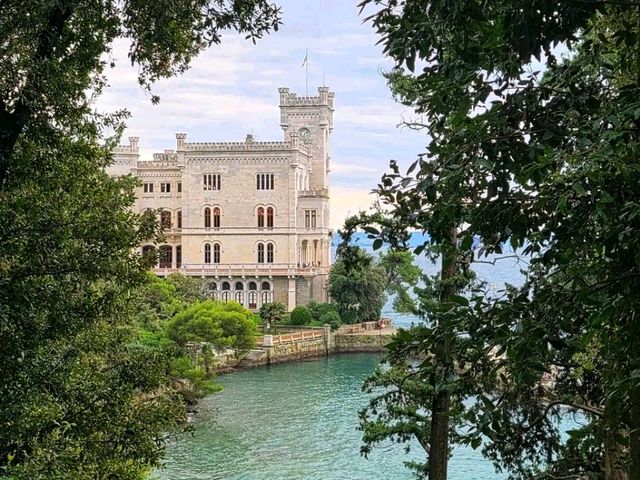 🏰 Miramare Castle – The Fairytale Palace by the Adriatic 🏰 Miramare Castle – The Fairytale Palace by the Adriatic