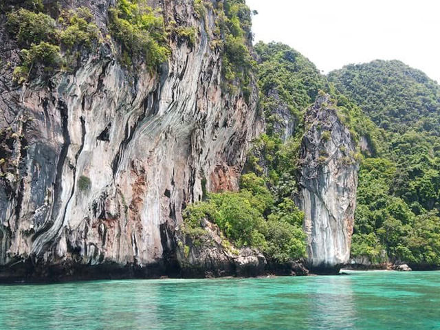 เกาะพีพี สวยงามตามท้องเรื่อง 🌊 เกาะพีพี สวยงามตามท้องเรื่อง 🌊