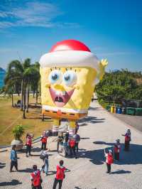 好得意呀！20個人氣角色空降西九🎈全港首個IP氣球巡遊！  今次安排得好順利，每隻IP公仔都有15個人係下面保持公仔平衡，就算有風都可以適時調節方向高低！有興趣嘅朋友起得Mark定12月28日嚟西九