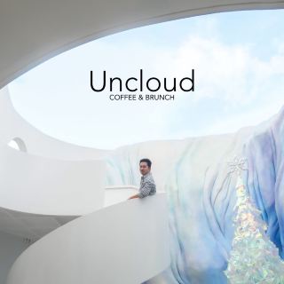 A Bang Saen cafe with an Northern Lights and snow theme.