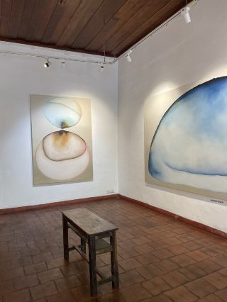 在科欽堡著名的卡什藝術咖啡館，您可以一邊欣賞藝術作品，一邊品嚐咖啡，放鬆身心。