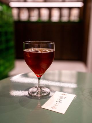 銀座の洗練された昼カフェ&夜バー。ワイングラスでスペシャルティコーヒーを味わう。