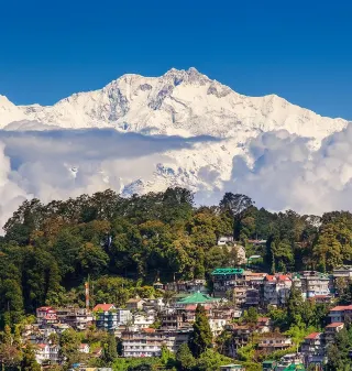 Darjeeling Travel Guide 2026: Top Attractions, Local Food & Travel