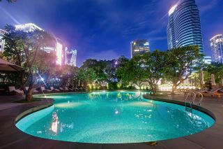 🌿 A Pool Hidden in the Middle of Bangkok's Busiest Corner