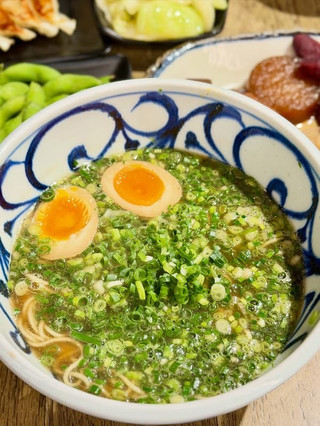 💓 中環自家製拉麵🍜醬油拉麵名店「周月」✨

講到中環嘅高質日式拉麵💁🏻♀️歌賦街嘅 麵鮮醬油房周月 絕對係我心目中嘅 Top List💡主打現場自家製麵同零化學調味,湯底與醬油鹹鮮濃郁🥳🥳沾麵仲可以免費選 100g 到 300g 同價,真係性價比極高👏🏻今次同朋友一口氣試咗超多款招牌同小食,簡直係味蕾大滿足‼️

🥩 和牛壽喜燒沾麵 (+味玉)
選用高質日本和牛,嫩滑多汁帶微微壽喜燒甜香!沾麵汁融合咗醬油、魚粉同日本米醋,鹹鮮中帶點微酸超開胃。粗麵條掛汁又彈牙,配埋溏心流心嘅味玉,食完仲可以加雞湯當湯喝,完美!

🍜 香蔥拉麵 (+味玉)
滿滿嘅香蔥鋪滿麵面,香氣撲鼻!湯底係店家推薦嘅正宗日式濃郁醬油雞湯,味道醇厚有深度,搭配細麵同完美流心嘅味玉,每口都吸飽醬油精華,蔥控必點!

🍢 關東煮五點盛
五款經典關東煮吸盡清甜高湯精華,暖胃又入味,口感豐富!

🧄 鹽味枝豆
簡單以鹽調味,豆香十足、口感爽脆,優秀嘅開胃小食。

🥟 周月の餃子
外皮煎至金黃香脆,內餡肉汁豐富且調味剛好,咬落去熱辣辣超惹味!

🥗 野菜漬
酸酸甜甜嘅醃蔬菜,清爽解膩,搭配濃郁嘅拉麵或沾麵一齊食剛好平衡味蕾。

🐔 三杯酢炸雞軟骨
外層炸得酥脆,雞軟骨爽口有咬口,伴隨三杯酢嘅微微酸香,越食越上癮!

🍑 白桃汁
果香濃郁、酸甜滋味,入口滿滿甜美桃香!

🍵 冷萃日式深蒸綠茶
茶香深邃甘醇,無糖清爽,係食完拉麵後嘅解膩神物!

麵鮮醬油房周月✨
📍中環歌賦街5號地舖

#麵鮮醬油房周月 #周月 #中環美食 #歌賦街美食 #香港拉麵 