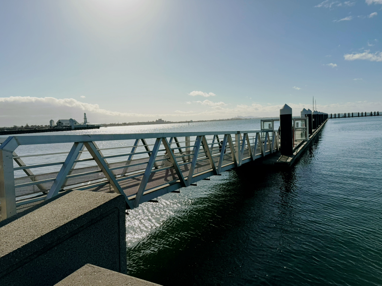 เมื่อเดินทางไปจีลอง การเข้าพักที่ Novotel Geelong ถือเป็นตัวเลือกที่ยอดเยี่ยมอย่างแท้จริง! โรงแรมอยู่ใกล้กับหาดจีลอง ท่าเรือ และย่านธุรกิจที่คึกคัก คุณสามารถเดินไปริมแม่น้ำที่สวยงามเพื่ออาบแดดได้ภายในเวลาเพียงไม่กี่นาที และเพลิดเพลินไปกับทิวทัศน์ริมแม่น้ำอันแสนผ่อนคลาย พร้อมกับลูกสุนัขสองตัวที่กำลังเดินเล่นอย่างสบายๆ 🐶🌊 ไม่ว่าคุณจะชื่นชอบลมทะเล ต้องการพักผ่อนอย่างสบายๆ หรือต้องการสำรวจภูมิทัศน์ทางวัฒนธรรมของจีลอง ที่นี่ก็สามารถตอบโจทย์คุณได้

📍จุดเด่นที่แนะนำของ Novotel Geelong
· ทำเลที่ตั้งดีเยี่ยม: 10/14 Eastern Beach Rd อยู่ติดกับแม่น้ำ เดินไปแม่น้ำได้ทุกวันเพื่อเพลิดเพลินกับน้ำและท้องฟ้า ใกล้กับชายหาด/ท่าเรือ/ศูนย์ธุรกิจ มีทุกอย่างให้เลือกสรร ทั้งอาหาร กิจกรรม และการซื้อของ!
· ที่จอดรถ/การเดินทางสะดวก: พนักงานต้อนรับส่วนหน้าให้ความช่วยเหลือเรื่องที่จอดรถอย่างกระตือรือร้น และให้คำแนะนำเกี่ยวกับที่จอดรถฟรีในเวลากลางคืน ทำให้สะดวกเป็นพิเศษสำหรับการพาเด็กหรือผู้สูงอายุออกไปเที่ยว

· อาหารเช้าเยี่ยมยอด: รสชาติอาหารเช้าดีเยี่ยม ปริมาณเยอะ คนรักอาหารเช้าจานใหญ่ไม่ต้องกังวลเรื่องอิ่ม!
· บริการสุภาพ: พนักงานต้อนรับและพนักงานห้องพักเป็นกันเองและอบอุ่นมาก การเช็คอิน/เช็คเอาท์ราบรื่นสุดๆ หากพบปัญหาจะได้รับการตอบกลับภายในไม่กี่นาที

🌞 เคล็ดลับการสำรวจชีวิตริมแม่น้ำและสถานที่ท่องเที่ยวโดยรอบ
ในตอนเช้า แนะนำให้วิ่งออกกำลังกายริมแม่น้ำ รับลมทะเลเย็นๆ สดชื่นขึ้น! เดินไปยังไฮไลท์สำคัญที่สุดของจีลอง - เขตอนุรักษ์ชายหาดตะวันออก สนามหญ้าขนาดใหญ่และสิ่งอำนวยความสะดวกสาธารณะเหมาะสำหรับครอบครัวที่มีเด็กหรือสัตว์เลี้ยง และคุณยังสามารถเดินตามสุนัขในรูปภาพเพื่อเดินเล่นยามเช้าได้อีกด้วย☺

เดินเพียง 10 นาทีถึงท่าเรือจีลอง (สวนสตีมแพ็กเก็ตและท่าเรือคันนิงแฮม) มีคาเฟ่พิเศษหลายแห่งอยู่ติดกับท่าเรือ แนะนำ Wharf Shed Cafe👍 เพลิดเพลินกับกาแฟลาเต้พลางชมท้องฟ้าสีฟ้าและเมฆขาว ผ่อนคลายอย่างเต็มที่ ท่าเรือเป็นสถานที่ที่ดีเยี่ยมสำหรับการเช่าจักรยาน สเก็ตบอร์ด หรือปิกนิก ให้ความรู้สึกแบบออสเตรเลียแท้ๆ ~

สำหรับมื้อกลางวันหรือช่วงบ่าย ลองไปที่ศูนย์การค้า Westfield Geelong ที่อยู่ใกล้ๆ: ห้างสรรพสินค้าขนาดใหญ่ที่เต็มไปด้วยร้านอาหาร ขนมปังจาก Bakers Delight และสมูทตี้จาก Boost Juice

ฝั่งตรงข้ามโรงแรมคือหาด Eastern Beach หากเป็นช่วงฤดูร้อน คุณสามารถลองว่ายน้ำในสระว่ายน้ำริมหาดหรือเล่นสปริงบอร์ดแบบโบราณได้ เหมาะสำหรับครอบครัวหรือเพื่อนๆ

🍴คำแนะนำส่วนตัวเกี่ยวกับอาหาร
· อาหารเช้า/อาหารว่างยามบ่าย: อาหารเช้าของโรงแรมมีให้เลือกมากมาย คุณสามารถทานได้อย่างสบายๆ

· อาหารเย็น: คุณสามารถเลือกไปทานอาหารที่ Sassica + Italian ซึ่งอยู่ใกล้โรงแรม อาหารอิตาเลียนสดใหม่ พิซซ่าอร่อยมาก!

📝เคล็ดลับ/โบนัสประสบการณ์การเข้าพัก
· สิ่งอำนวยความสะดวกของโรงแรมอาจดูเก่าไปบ้าง แต่สภาพแวดล้อมสะอาด ถูกสุขอนามัย พื้นที่กว้างขวาง สะดวกสบายเป็นอย่างยิ่ง เหมาะสำหรับนักท่องเที่ยวที่เดินทางมาเป็นครอบครัว - บริการแผนกต้อนรับสุภาพ อย่าลืมสอบถามพนักงานทันทีหากพบปัญหาเรื่องที่จอดรถ อาจมีเคล็ดลับเซอร์ไพรส์สำหรับการจอดรถฟรีในเวลากลางคืน ✨
· การเช็คอิน/เช็คเอาท์ราบรื่น เหมาะสำหรับผู้ที่มีตารางเที่ยวบินไม่แน่นอน

#GeelongTravel #ParentFriendlyAccommodation #RiversideSlowLife #AustralianWaterfrontCity #RealStayExperiences