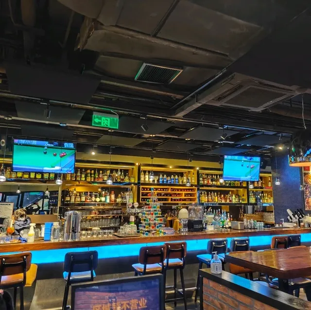 Late Lunch at Blue Frog