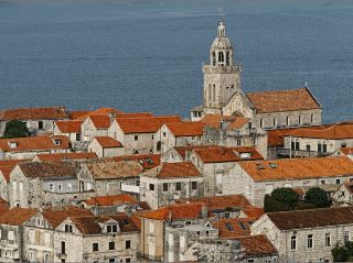 คอร์ชูลา: เกาะที่หินหายใจเป็นทะเล