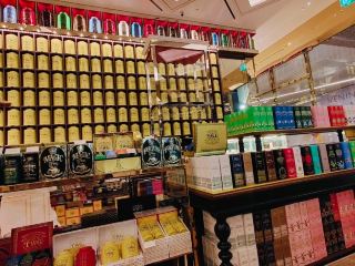 如果您對現代、永續且人性化的咖啡館設計著迷，利雅德的魅力和多樣性定會讓您驚喜不已。近年來，就像利雅德的茶館和咖啡館一樣，當地的茶館和咖啡館文化也經歷了向極簡主義室內設計、環保材料和令人流連忘返的空間轉變，鼓勵顧客探索新的設計元素。

利雅德的許多咖啡館現在都注重自然採光——您可以尋找通風的座位區、落地窗以及巧妙的隔間，這些都能營造出舒適的氛圍。室內植物和再生木材隨處可見，呼應了綠色設計潮流。家具將舒適的座椅與時尚的現代元素完美融合，讓您輕鬆找到放鬆身心、欣賞細節的角落。桌椅之間的間距既保證了私密性，又透過巧妙的燈光和創意十足的牆面藝術營造出活力四射的整體氛圍。

利雅德的咖啡館不僅注重外觀：許多咖啡館的菜單都支持永續生產者，提供有機茶和咖啡，甚至還設有飲水機，方便顧客續水。充足的Wi-Fi和電源插座方便顧客工作或社交，展覽空間則聚焦當地藝術家，讓您在享用飲品的同時欣賞不斷變化的展覽。

咖啡館之旅小撇步：

- 盡量選擇清晨或傍晚時分前往，享受更安靜的氛圍和自然光線。

- 留意是否有活動或臨時室內裝飾－當地咖啡館經常舉辦快閃藝術展或輪換不同的裝飾主題。

- 不妨向店員詢問設計理念；許多店主都樂於分享他們的靈感和環保理念。

- 留意每間咖啡館的室內空間利用方式：座位安排、燈光和材質選擇都能激發您室內設計的靈感。

利雅德蓬勃發展的咖啡館文化是欣賞美麗室內空間的旅客的理想之選——每家咖啡館都邀請您駐足、觀察和欣賞。

#利雅德 #沙烏地阿拉伯旅遊 #沙烏地阿拉伯 #咖啡館 #茶館 #放鬆