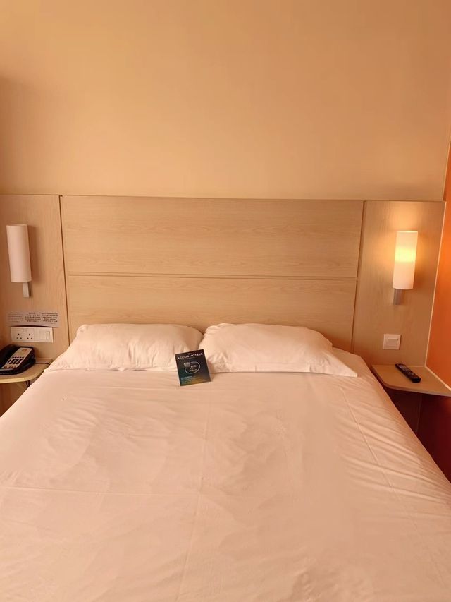 Hong Kong's most cost-effective sea view rooms, ibis Hong Kong Central and Sheung Wan Hotel.