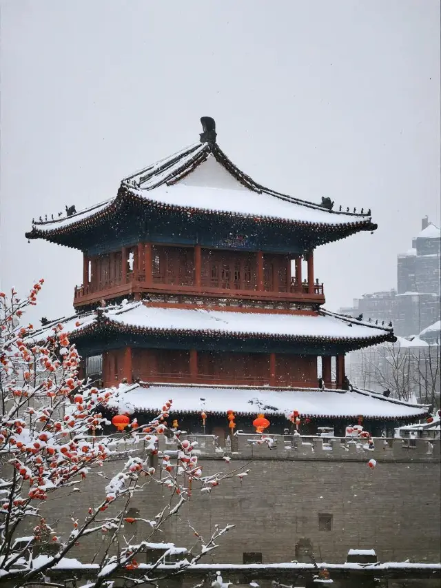 Super infatuated! Xi'an City Wall overwhelms the heart, creating a romantic dating spot with snow flying all over the sky!