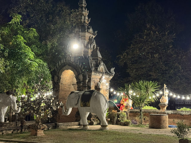 夜遊清邁古城-金葉樹與白象-遊客少燈火燦的羅摩利寺