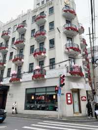上海街頭的浪漫，揚子飯店小熊玫瑰花露台