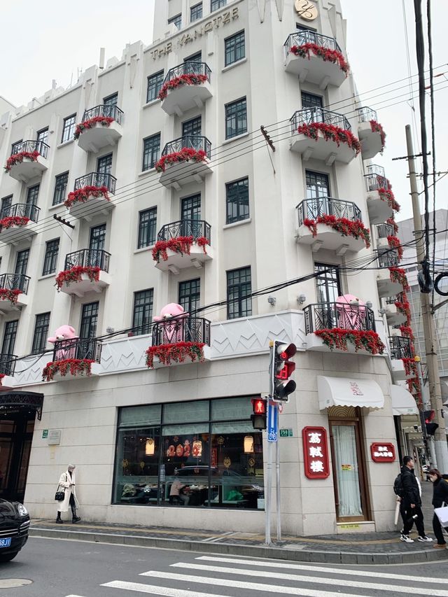 上海街頭的浪漫，揚子飯店小熊玫瑰花露台