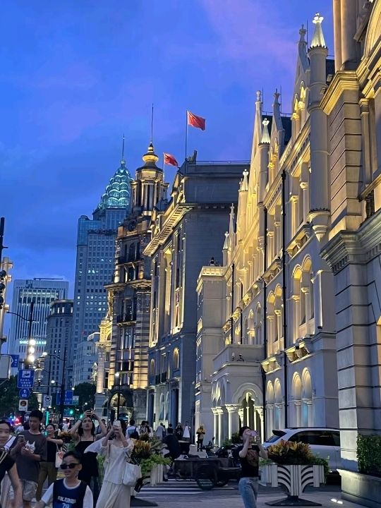 Romantic Tulips at The Bund in Shanghai😍