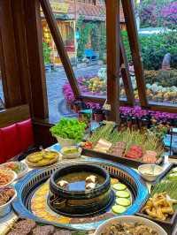 The mushroom hotpot restaurant in the ancient city of Lijiang is breathtakingly beautiful!