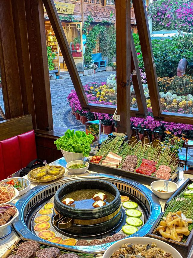 The mushroom hotpot restaurant in the ancient city of Lijiang is breathtakingly beautiful!