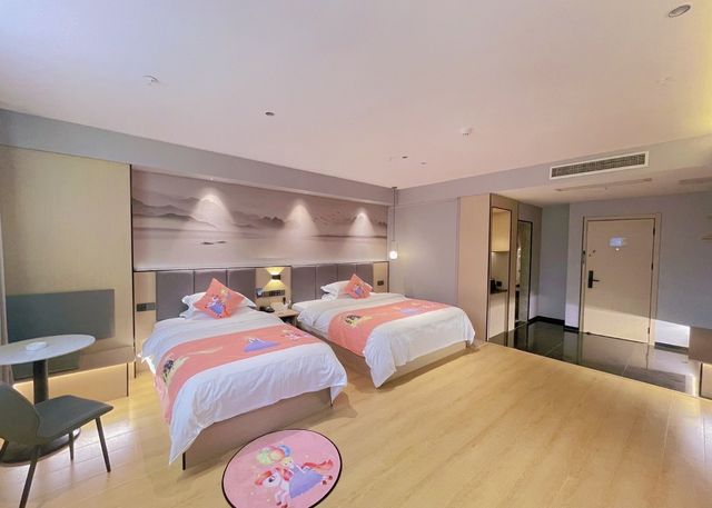 國慶親子遊，泉發旅休酒店親子房體驗超棒。