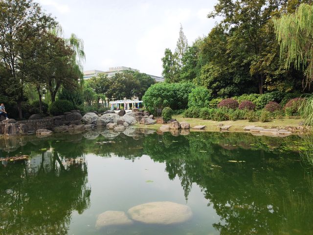 新虹橋中心花園。