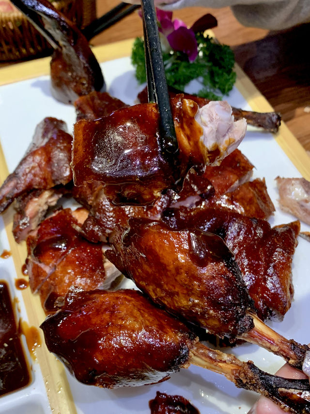 到昆明下高鐵的第一站……！直奔民族菜館！。