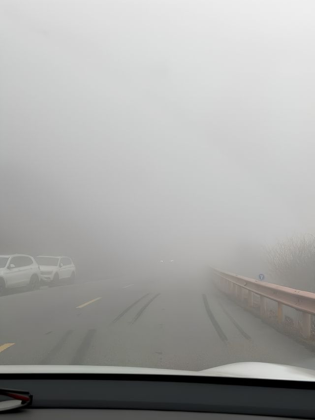 冬天的四姑娘山看到了日照金色雪山。