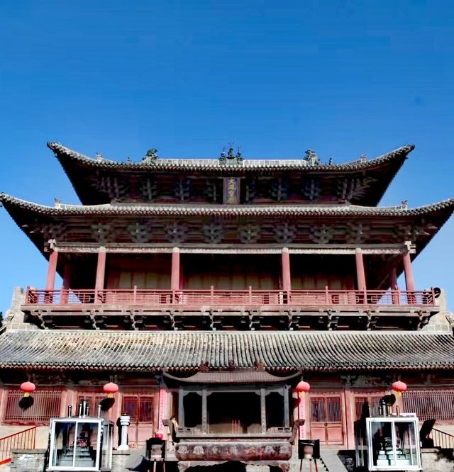 巍然屹立頂天佛，八丈金仙目有神。