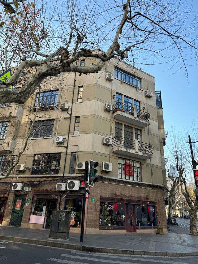 踏入武康路便一頭扎進了老上海的溫柔舊夢