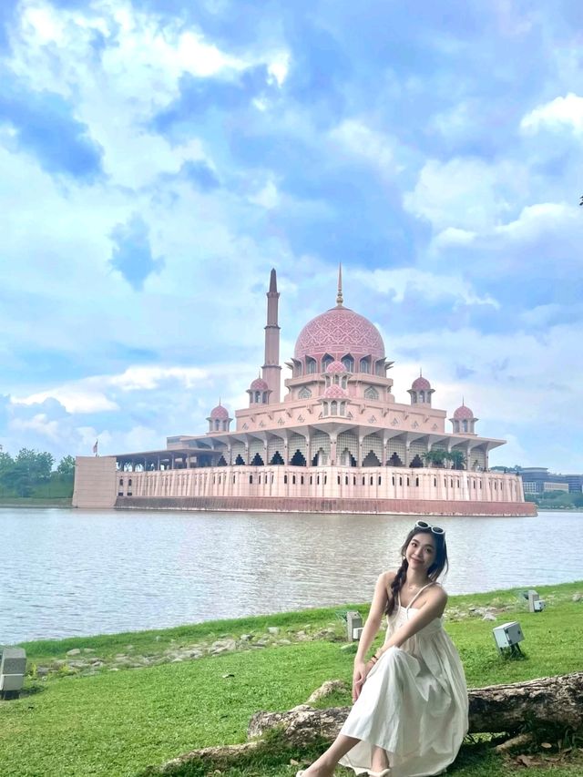 Putrajaya Pink Mosque, a must-visit spot en route to KLIA 💓