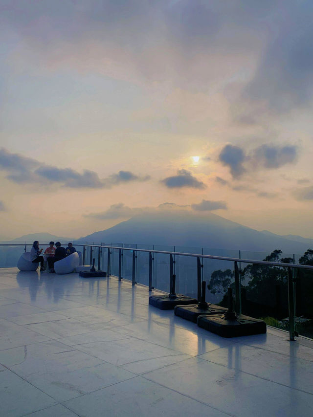 《雲海之上的深圳市云海廣場》