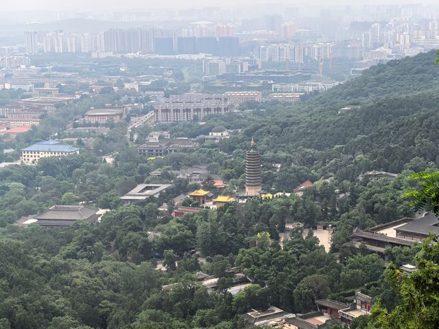 登山，由西山國家森林公園穿越至八大處公園。