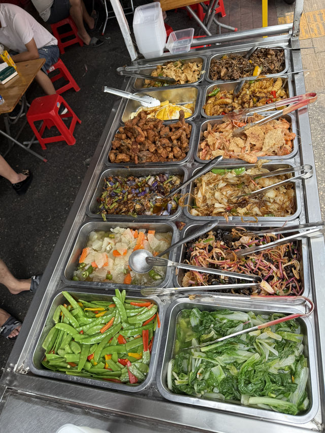 全中国の味が並ぶ屋台街
