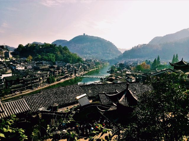 Backpacker’s Guide to Fenghuang Ancient Town: A Journey Through Time and Frame