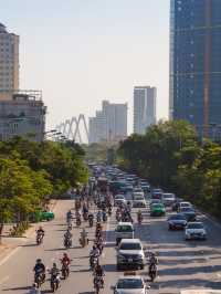 被電單車嚇親！河內交通仲可以咁玩