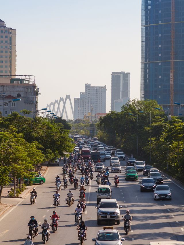 被電單車嚇親！河內交通仲可以咁玩
