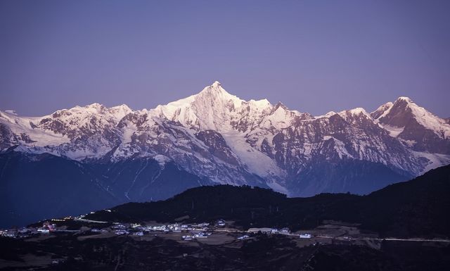 赴一場雪山之約：鎖住日照金山的溫柔時刻