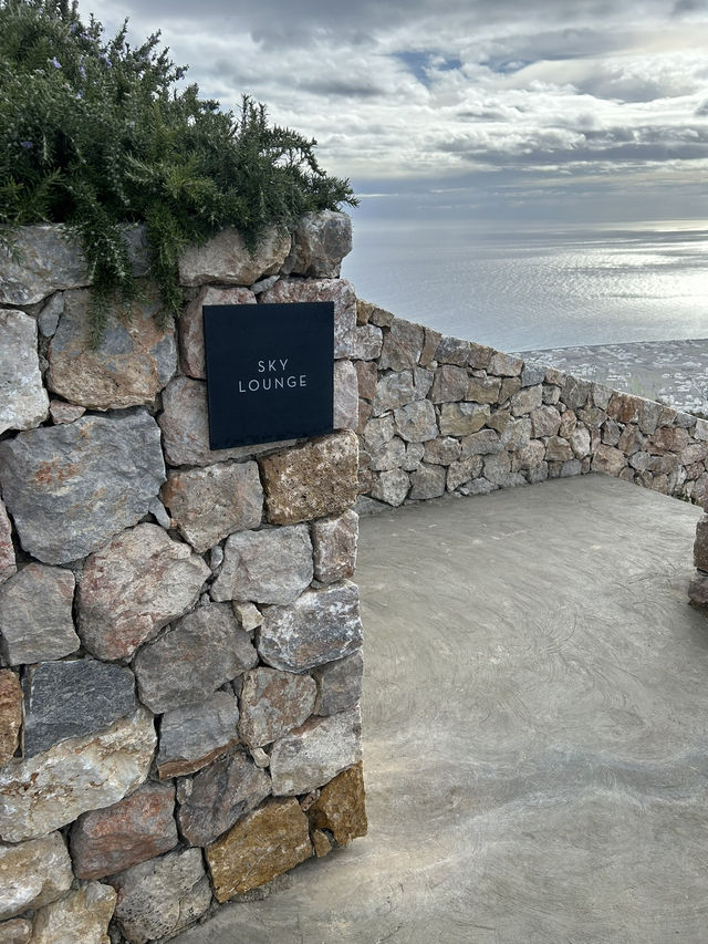 🌅 聖託里尼的天際旅程：在藍白交織的奢華假期裡放空