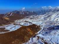 青海冬日神韻：拉脊山白雪裹雲，曠野藏清歡