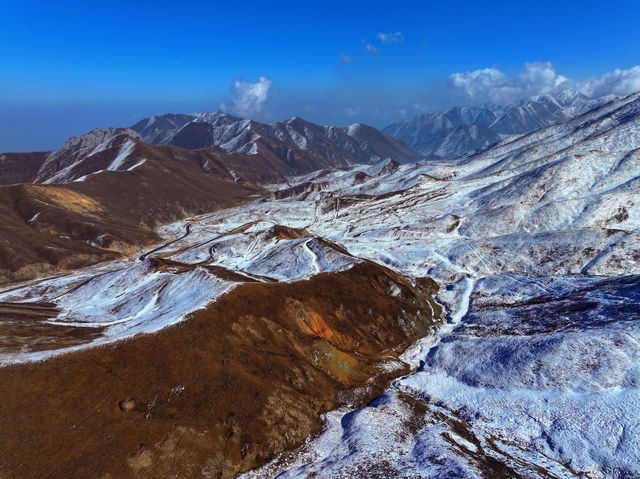 青海冬日神韻：拉脊山白雪裹雲，曠野藏清歡
