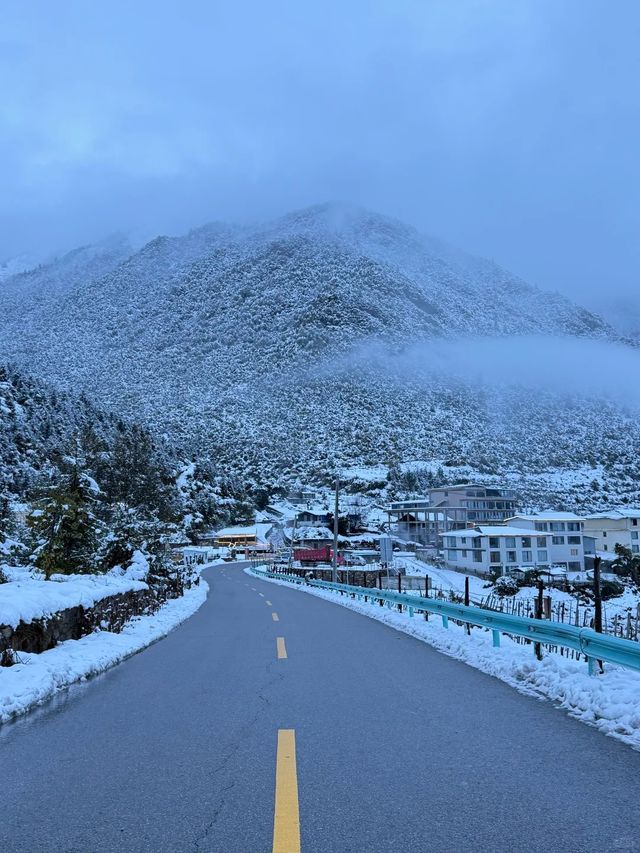 推開窗就能看到雪山！康定這間藏式美學酒店實在太夢幻了！✨