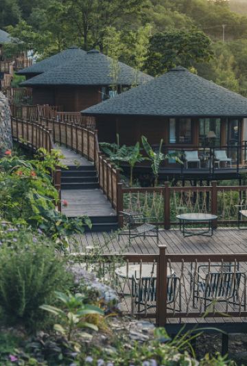 Morning light filters through wooden lattice windows, mountain mist paints on the glass like an unfinished poem, and the suspended terrace is a sofa in the clouds. The river quietly brews starlight into a cup of cool goodnight tea. The rattan chair sways to the rhythm of the wind. Ferns crawl along the corners of the walls, writing secret messages about tranquility!

◦ Address: Qunli Village, Chengguan Town, Baihe County, Ankang City, Shaanxi Province, about a 20-minute drive from Baihe County town.

◦ Transportation: Self-driving is recommended. It takes over 4 hours to drive from Xi’an. The homestay has a parking lot with charging stations; there is no direct bus from the county town, so taking a taxi to the homestay is advised.

◦ Services: Before check-in, a housekeeper will create an exclusive service group for timely communication of needs. Some room types offer services such as luggage assistance and delivery of goodnight sweet soup.

2. Accommodation Options: A variety of room types with prices fluctuating on weekdays, weekends, and holidays. Families with children should prioritize the forest slide treehouse priced from 1380 RMB+, with a slide suitable only for children—adults should not use it; couples can choose the mountain view deluxe suite from 1180 RMB+, featuring an outdoor pool and indoor bathtub; budget-friendly options include mountain view large/double rooms from 618 RMB+, with 32-40㎡ space and a viewing terrace. All rooms have complete facilities including separate wet and dry bathrooms, some equipped with branded toiletries and Bluetooth speakers.

3. Experiences Inside the Homestay

◦ Dining: Feihong Restaurant accommodates 40 people, specializing in Baihe seasonal dishes such as white fish, with 270-degree floor-to-ceiling windows offering views of the Han River while dining; there is also a treehouse café where you can relax with specialty drinks. Dining requires advance reservation to avoid missing meal times.

◦ Leisure: The infinity pool is a popular photo spot for sky mirror-style shots; in the afternoon, enjoy the breeze and Han River views from the terrace, and at night, stargaze; you can also stroll around Qunli Village where the homestay is located, visit mountain vegetable gardens and orchards, and experience the pastoral atmosphere.

4. Nearby Travel Routes

◦ 1-day short trip: Visit Kanzhi Waterfall in the morning, 45 minutes from the homestay, with a 20-minute hike to see the 30-meter-high waterfall; in the afternoon, explore Qiaoergou Ancient Town, see Ming and Qing dynasty old houses, and enjoy the atmosphere when lanterns light up at night.

◦ 2-day deep tour: On day one, check in at Miaoshan Village, climb to the top for a panoramic view of the Han River’s big bend, and stop by Liangshui Butterfly Lake to wade; on day two, visit Longtan River Scenic Area, boat through the waterfall clusters, and see the millennium-old hanging coffins on the cliffs. Remember to bring water and snacks in advance.

5. Notes

◦ There are many mosquitoes in the mountains, so be sure to bring mosquito repellent and take sun protection measures.

◦ The treehouse is far from the restaurant, making walking back and forth inconvenient; please communicate dining-related matters with the housekeeper in advance.

◦ The homestay parking lot is relatively small, so self-driving guests should park during off-peak times; check-in may be delayed, so it is recommended to confirm with the housekeeper in advance.