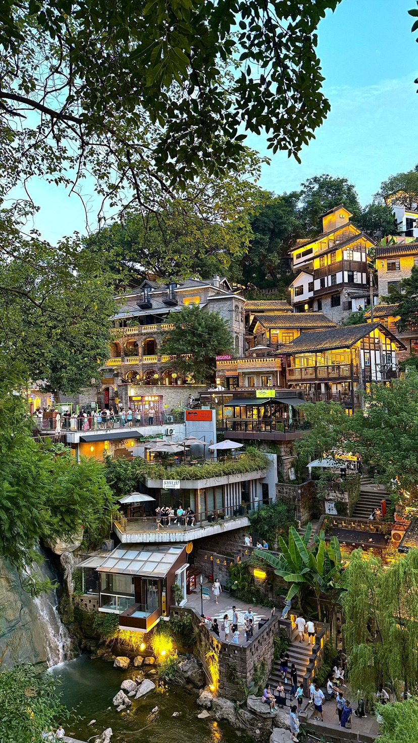 Don’t wander aimlessly in Chongqing! This 3-day essential guide covers popular attractions + hidden gems, stay at the right hotel to save half the travel time, perfect for first-timers to dive right in~
🌟 Must-Visit Attractions Checklist
1. Hongya Cave🌉: Stunning lights at 6:00 PM! Capture side views from Daijia Alley Trail, panoramic shots from Riverside Park, free and no traps, don’t miss the lights off at 11:00 PM.
2. Liziba Monorail Through Building📸: Line 2 goes straight to the viewing platform, shoot the iconic train passing through the building from below, nearby Xindu Alley Trail hides secret photo spots with fewer people.
3. Jiefangbei + Shibatí🗼: Take a photo with the “I’m in Chongqing” sign at Jiefangbei, then a 10-minute walk to Shibatí with red lanterns and bluestone paths, full vintage vibes.
4. Yangtze River Cableway🚡: The “Sky Corridor” is a must-experience! Buy tickets in advance via WeChat to skip lines, 30 RMB one way, breathtaking views of the two rivers.
5. E’ling No.2 Factory🎨: A cultural and creative park converted from an old factory, industrial graffiti + rooftop views of the mountain city, perfect for vintage-style photos.
💫 Hidden Gems Around the Hotel
Stay in the right place to unlock extra surprises, treasure spots within walking distance!
1. Zengjiayan Cliffside Trail🌿: 5-minute walk, 1.8 km skywalk connecting views of the Jialing River, old photo exhibits along the way, peaceful and quiet with few people.
2. Zhongshan Fourth Road🍂: 10-minute walk to “Chongqing’s Most Beautiful Street,” lined with sycamores and Republic-era mansions, free visits to Gui Garden and Zhou Mansion, perfect for vintage photo shoots.
🏨 Recommended Treasure Hotel for Your Trip
Make your whole trip easy with 👉 Hello Chongqing Shangqing Temple Niujiaotuo Metro Station Hotel, worry-free for both travel and stay!
✅ Convenient Transportation🚇: 3-minute walk to Niujiaotuo Metro Station, intersection of Lines 1/2/3, direct to Liziba, Jiefangbei, easy transfers to Yangtze River Cableway and Hongya Cave.
✅ Thoughtful Stay😴: Clean and spacious rooms, some with river views, soft mattresses to relieve walking fatigue, 24-hour front desk + delivery robot service, perfect for social anxiety!
✅ Great Value💰: Book packages early for big savings, perfect for students and couples, refundable if unused, surrounded by hotpot and noodles, authentic local flavors right outside.
✅ Full Facilities: Free laundry, gym, freshly brewed coffee all available, every detail covered for your trip.
✨ Tips to Avoid Pitfalls
▫️ Wear flat, non-slip shoes! Chongqing has many slopes, save your feet while walking;
▫️ Book Yangtze River Cableway and Sichuan Fine Arts Institute online in advance to save queue time;
▫️ Don’t trust scalpers’ “fast track” at Hongya Cave, walking along the river is more reliable;
▫️ Food recommendations: Tikang Douhua (tofu pudding), Hu Ji Pig Trotter Soup, affordable and authentic.
Explore Chongqing’s core scenic spots in 3 days, stay at the right hotel to avoid unnecessary detours, save this guide and set off now~
